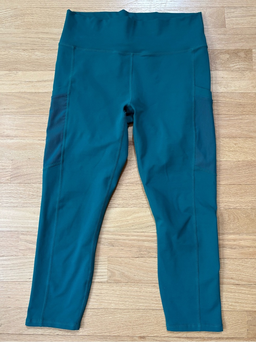 Fabletics PowerHold Teal Pocket Capri Leggings Size Large in Excellent Condition